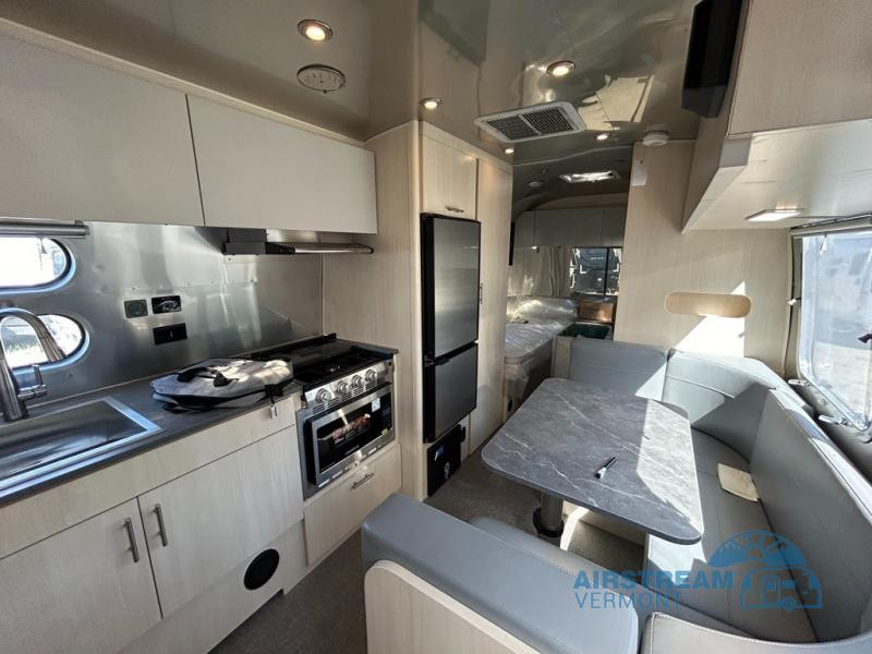 2024 Airstream Flying Cloud 23FB Twin-interior