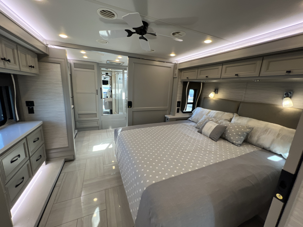 2026 Tiffin Motorhomes Phaeton 40 IH-bed