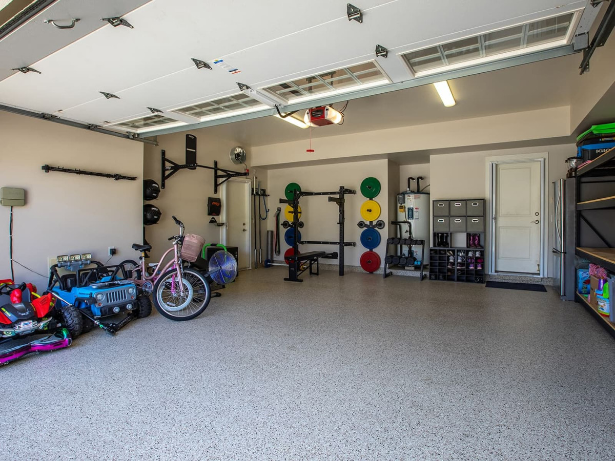 Epoxy vs Polyurea on Oahu: What Lasts?