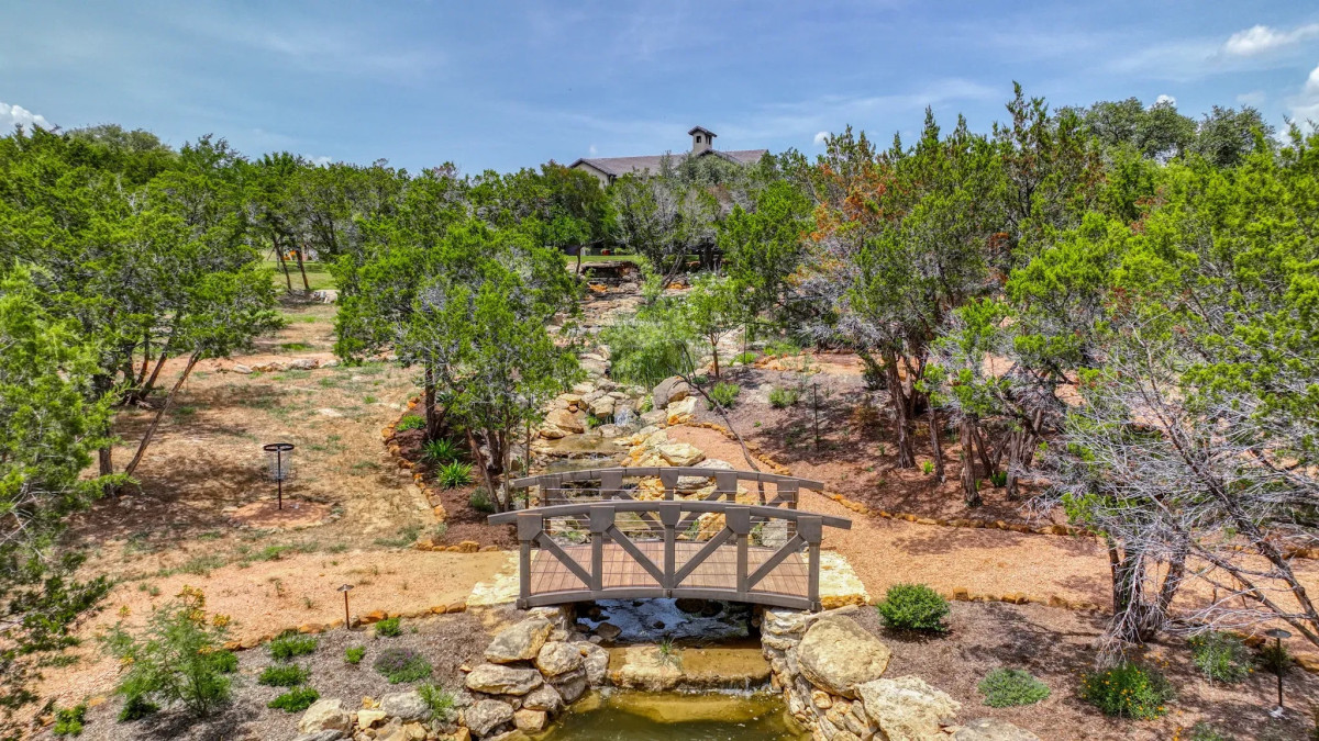 Transform Your Yard with Innovative Xeriscape Ideas in Weatherford, TX