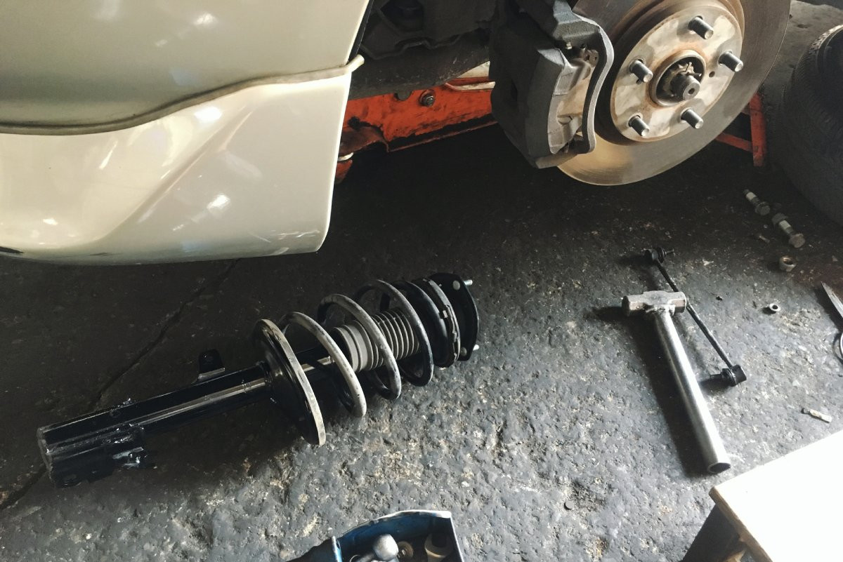 car suspension strut replacement