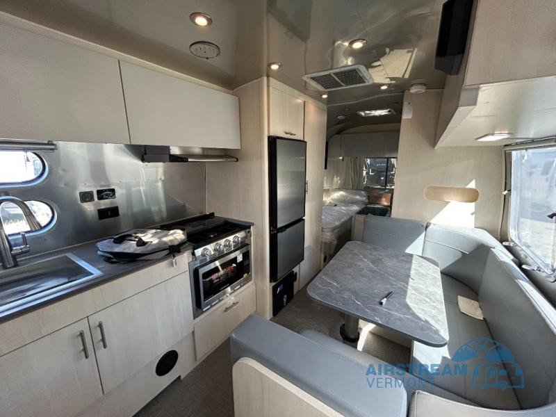 2024 Airstream Flying Cloud 23FB Twin-interior