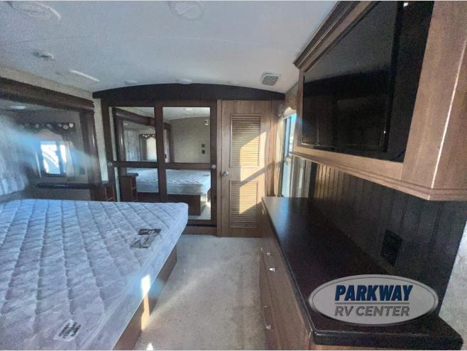 2017 Keystone RV Montana 3950 BR-interior
