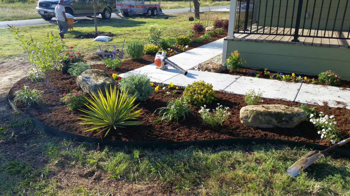 North Texas Homeowners Prepare Lawns for Spring with Beautiful Exteriors
